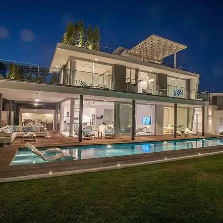 Sensational 4 Bedroom Villa, Ideal Location Of Protaras! Ξενοδοχείο με διαμερίσματα