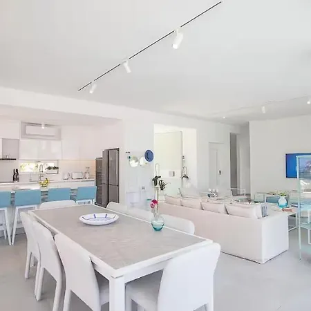Sensational 4 Bedroom Villa, Ideal Location Of Protaras! Апарт-отель Протарас