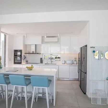 Sensational 4 Bedroom Villa, Ideal Location Of Protaras! Ξενοδοχείο με διαμερίσματα Πρωταράς