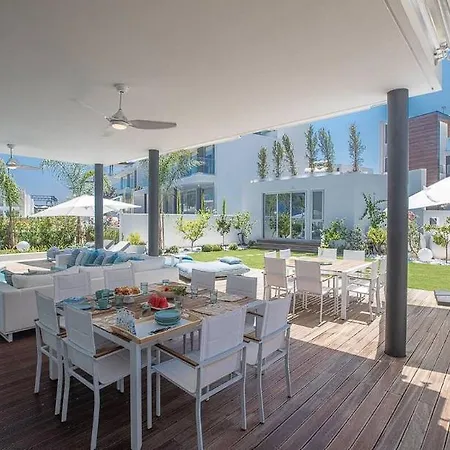 Sensational 4 Bedroom Villa, Ideal Location Of Protaras! Апарт-отель Протарас
